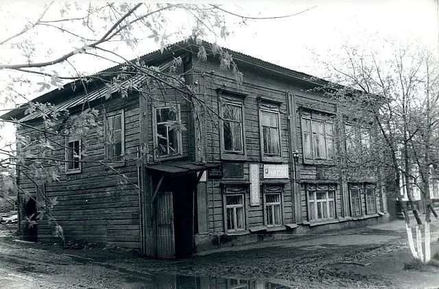 Двухэтажное деревянное здание начала XX века, бывший дом городского головы Трифона Тимофеевича Савельева, ныне часовая мастерская