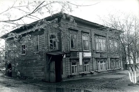 Двухэтажное деревянное здание начала XX века, бывший дом городского головы Трифона Тимофеевича Савельева, ныне часовая мастерская