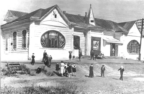 Здание Народного дома, в котором в 1917–1920 гг. проходили митинги трудящихся г. Кузнецка, съезды Советов Кузнецкого уезда, здесь в 1920 г. было положено начало организации комсомола города и уезда