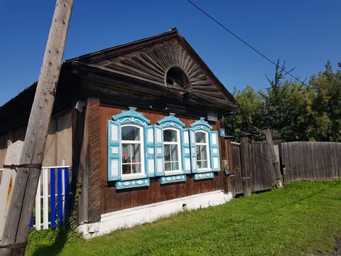 Деревянный жилой дом конца XIX века с интересным декором «Двойное солнышко» на фронтоне