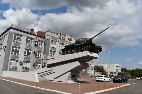 Танк "Т-34" - памятник трудовому подвигу рабочих Кузнецкого металургического комбината в годы Великой Отечественной войны