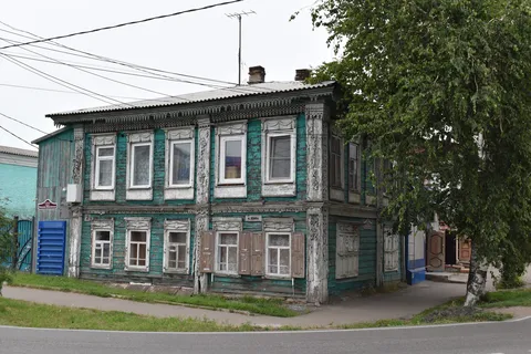 Деревянные жилые дома конца XIX века с глухой и пропильной резьбой карнизов, наличников и воротами с оригинальными декором "солнышко"