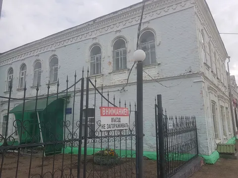 Двухэтажное каменное здание начала XX века, ныне "Дом пионеров"