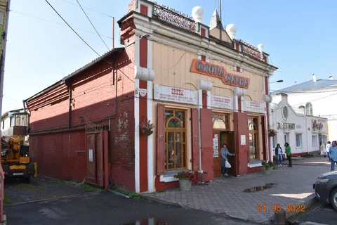 Двухэтажное каменное здание конца XIX века, бывший магазин купца Полудинцева, ныне универмаг