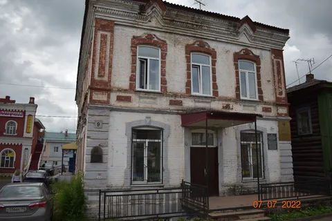 Двухэтажное каменное здание,бывший жилой дом купца Гуревича, владельца городской бани, ныне редакция газеты "Вперед".