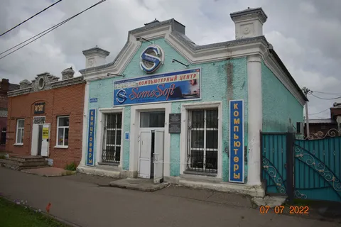 Каменное здание конца ХIХ века ,бывшая контора золотопромышленной фирмы Юдалевича, ныне хлебный магазин