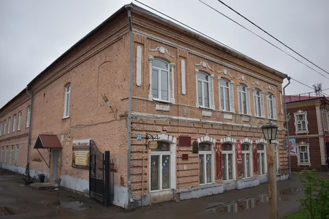 Двухэтажное каменное здание конца XIX века с декором из тесанного кирпича, имитирующим деревянный декор, с оконными решетками высокохудожествнного литья, бывшая типография Прейсмана, ныне Госбанк.