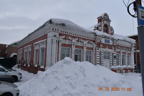Двухэтажное каменное здание конца XIX века, с опознавательной шестиугольной звездой на фронтоне, бывший дом раввина, ныне общежитие педучилища