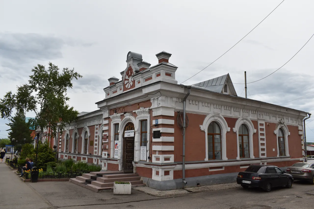 Каменное здание, конца XIX века, бывшее  казначейство, ныне городская библиотека
