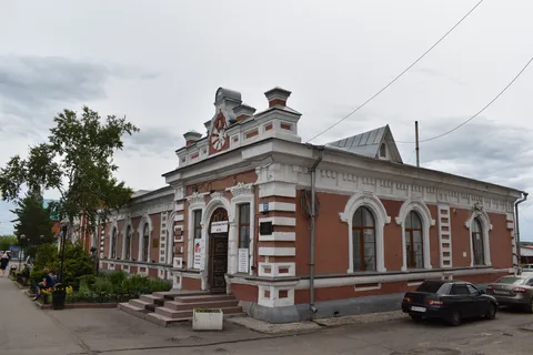 Каменное здание, конца XIX века, бывшее  казначейство, ныне городская библиотека