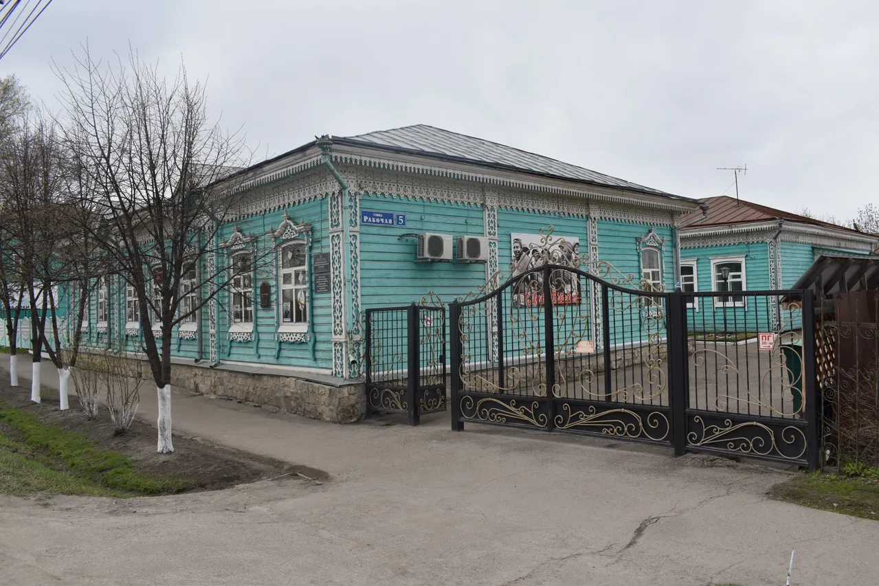 Деревянный дом начала XX века с обильной пропильной резьбой, ныне музыкальная школа