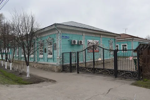 Деревянный дом начала XX века с обильной пропильной резьбой, ныне музыкальная школа