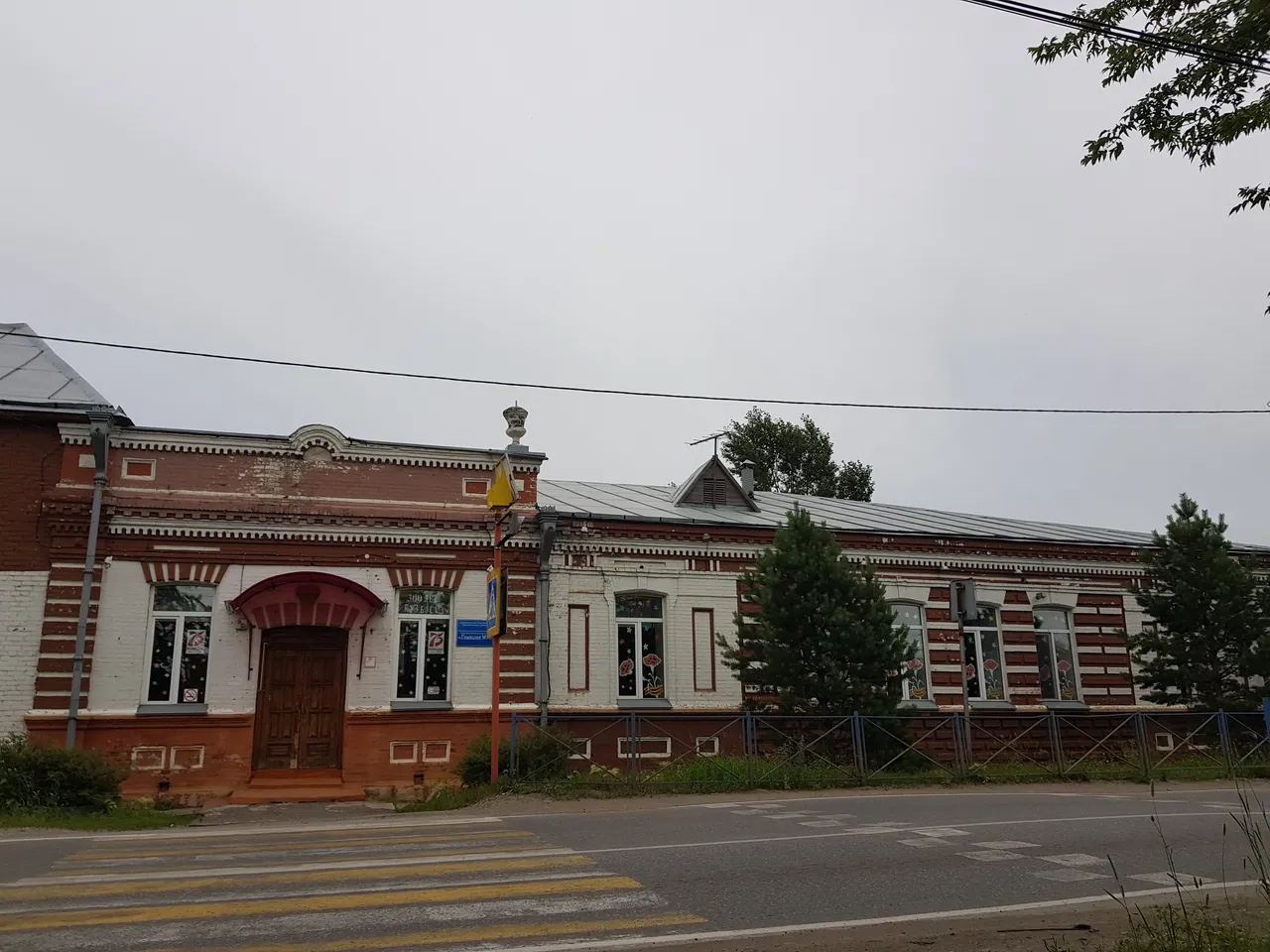 Одноэтажное каменное здание конца XIX века в стиле сибирского барокко, ныне школа № 45