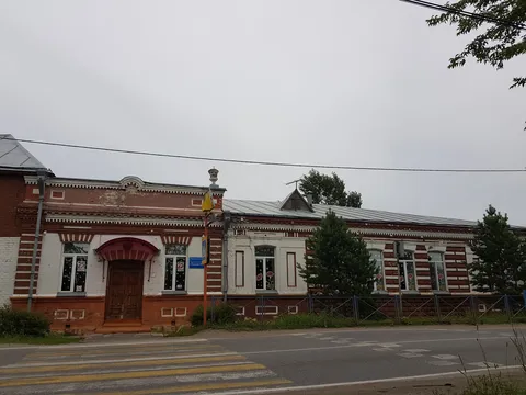 Одноэтажное каменное здание конца XIX века в стиле сибирского барокко, ныне школа № 45