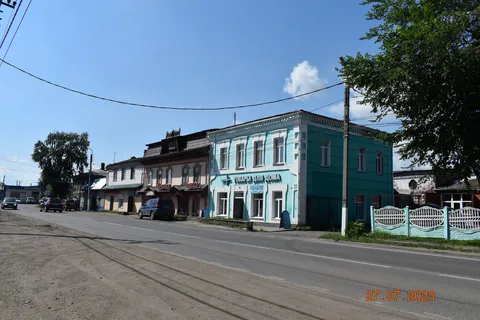 Комплекс жилых домов с лавками