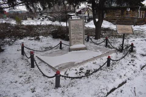 Могила милиционеров В.Кайгородова, А.Маслова, В.Кайгородцева, погибших на боевом посту