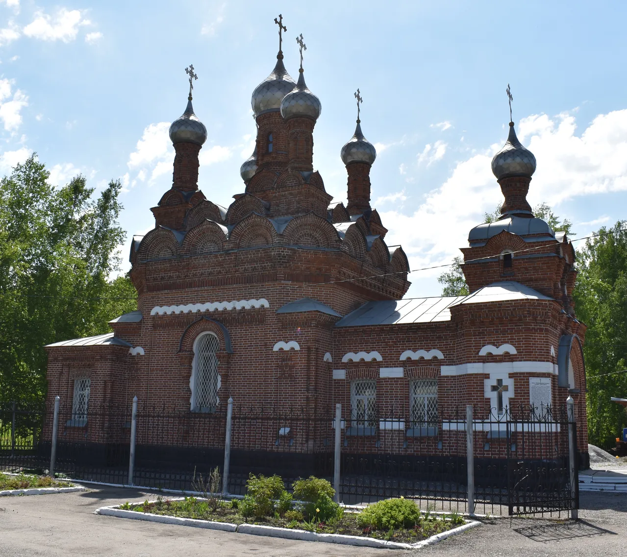 Церковь каменная 1905 года в неорусском стиле, украшена рельефами из тесанного и резного камня, с фрагментами высокохудожественного мозаичного пола и решетками художественного литья, ныне вещевой склад