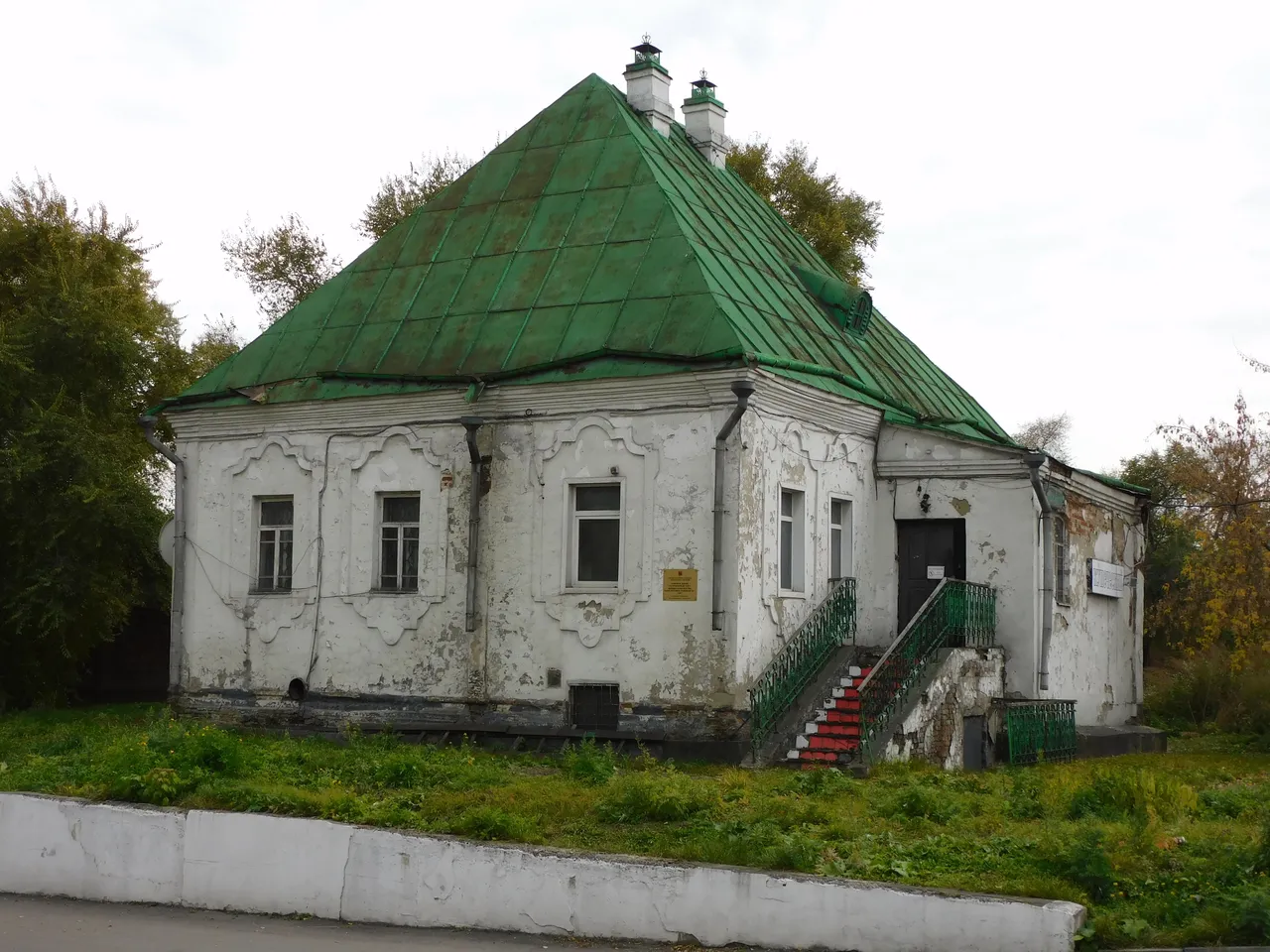 Каменное здание, построенное до 1830 г., бывшее  казначейство, ныне почтовое отделение № 1